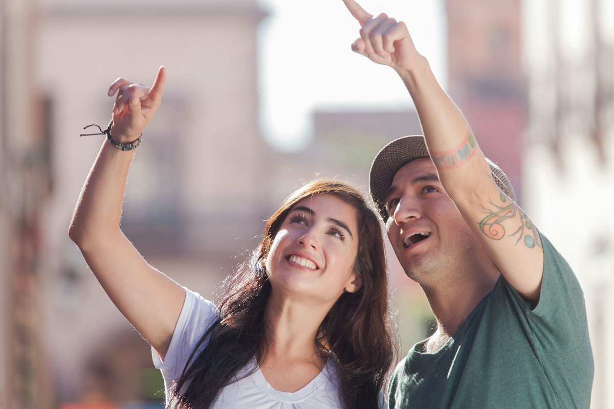 Couple souriant devant sa future maison
