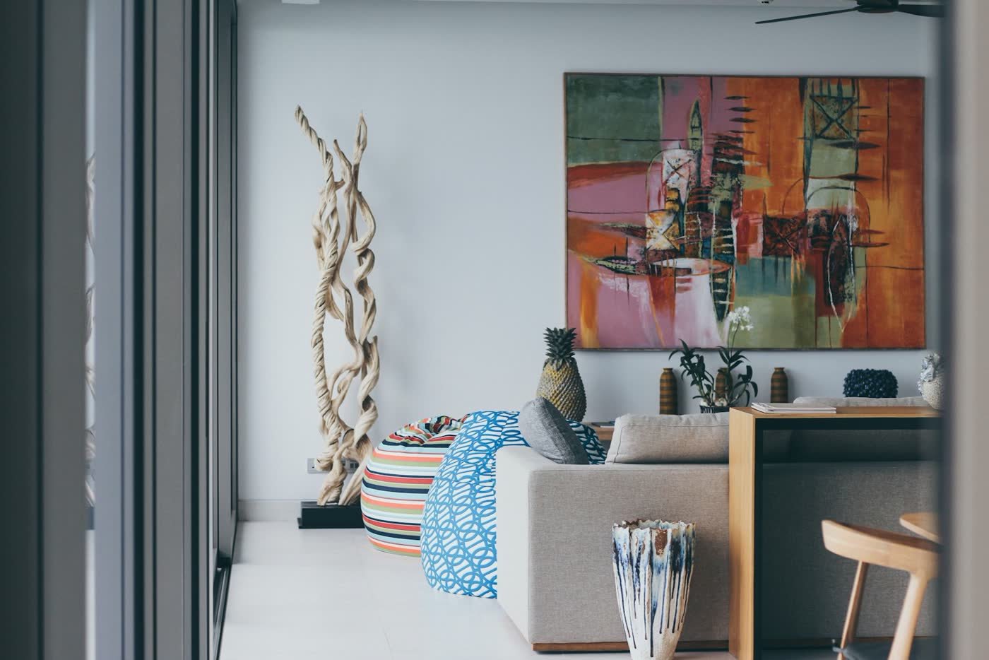 Pièce de vie décorée d'œuvres d'art