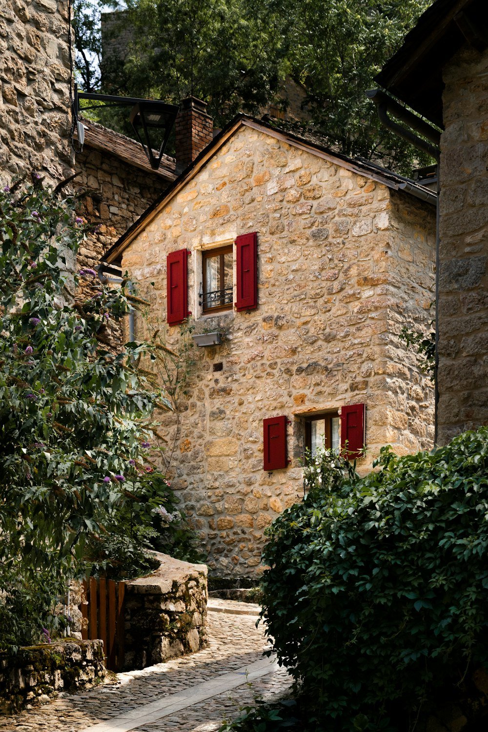Maison de caractère en pierre aux volets rouges