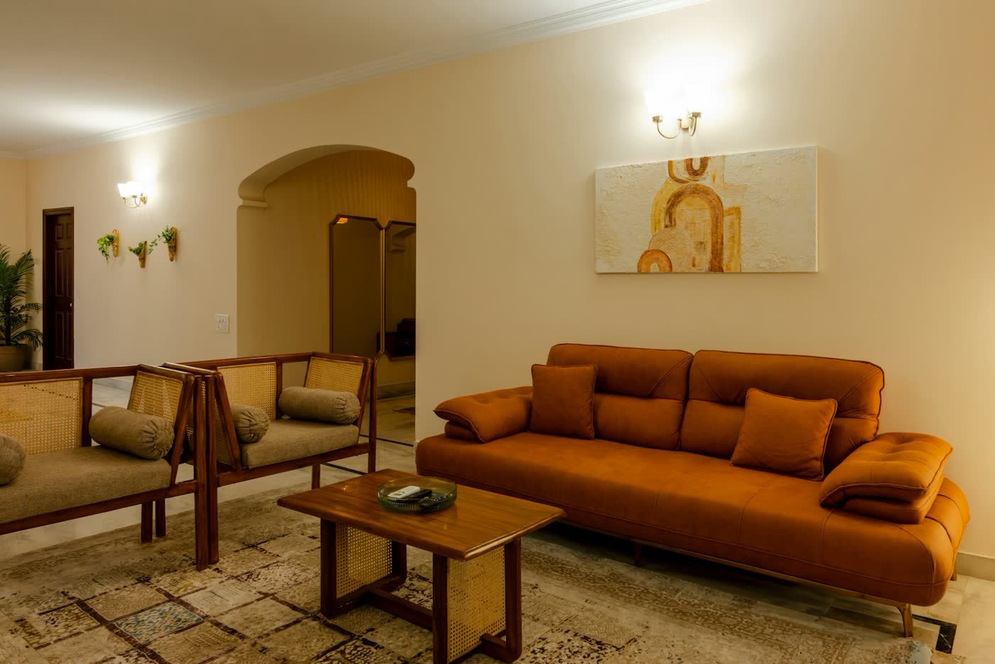 Salon aux arches et canapé orange