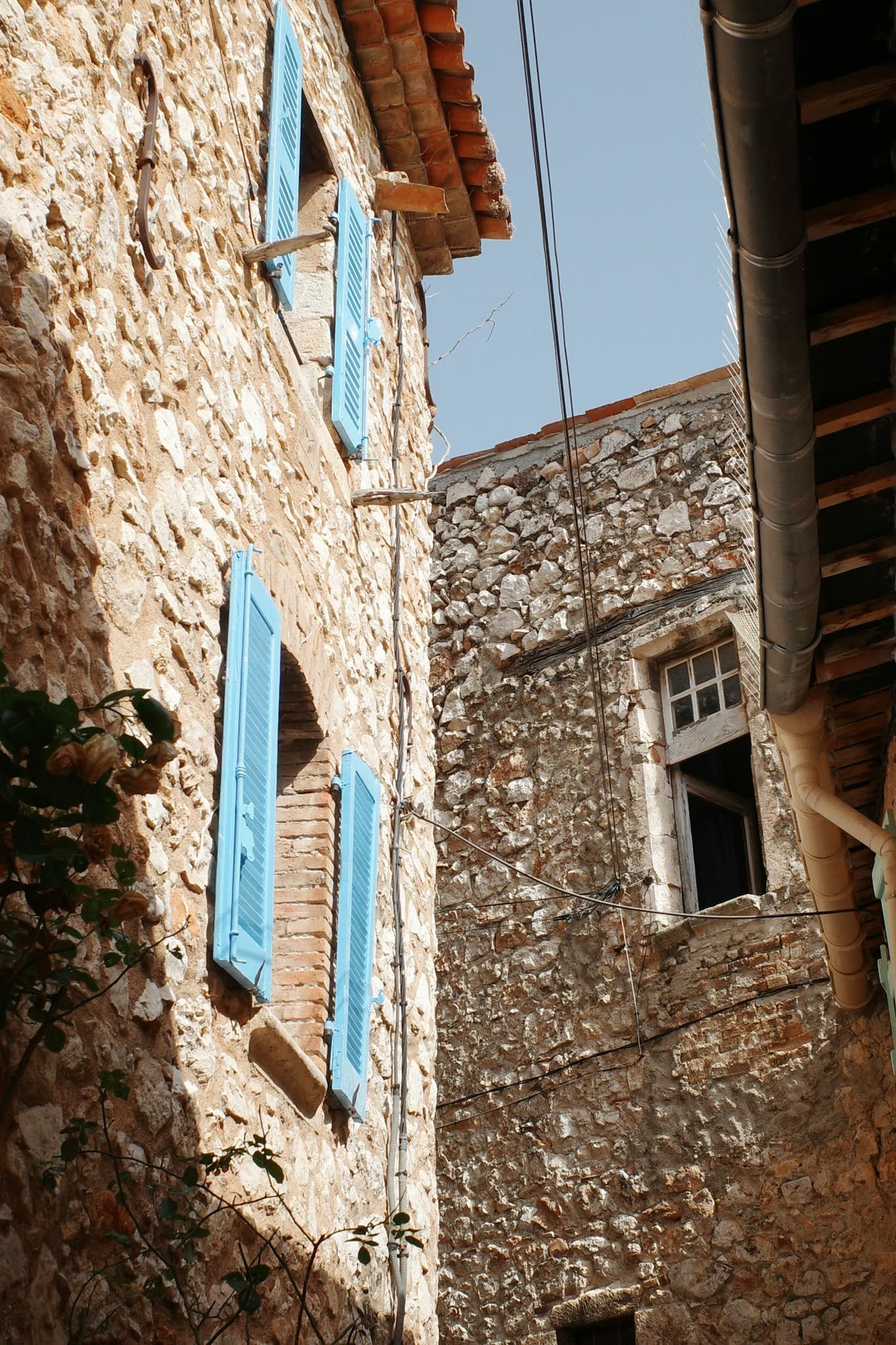 Façade en pierre aux volets bleus