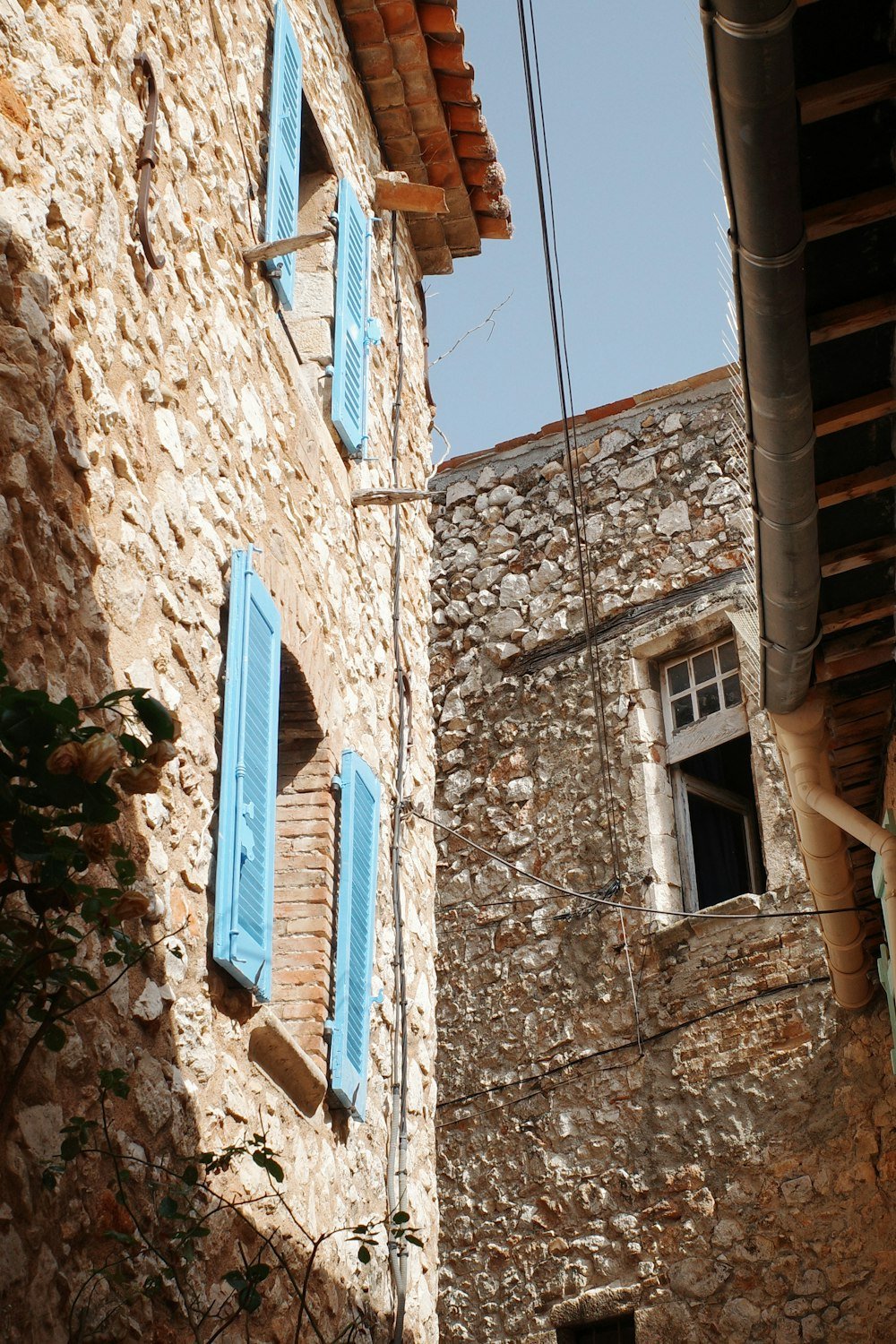 Maison de village en pierre aux volets bleus