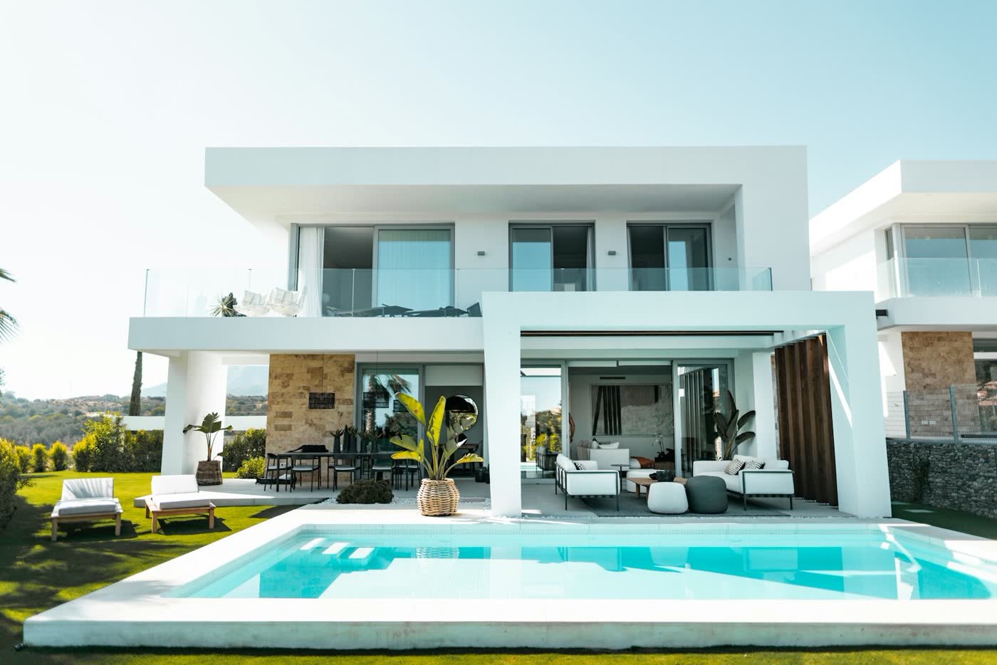 Villa blanche et sa piscine