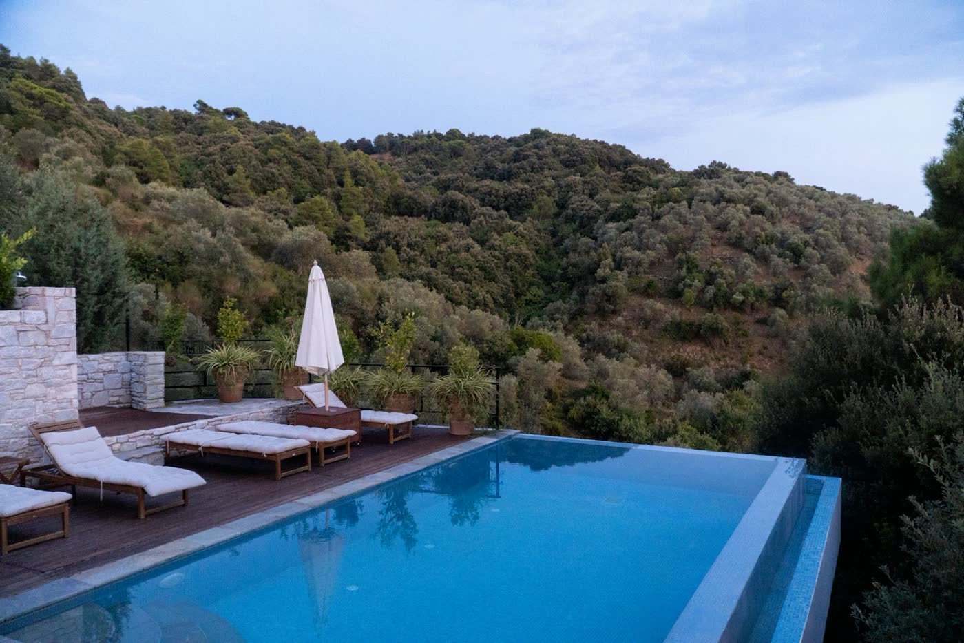 Piscine à débordement face aux collines