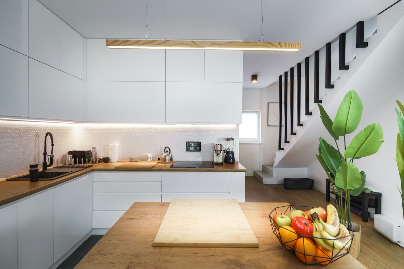 Cuisine équipée avec escalier