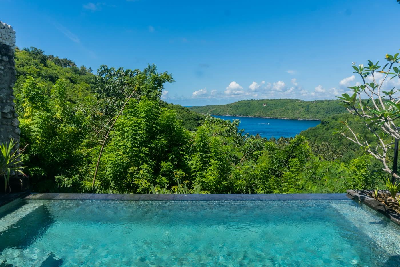 Piscine face au paysage