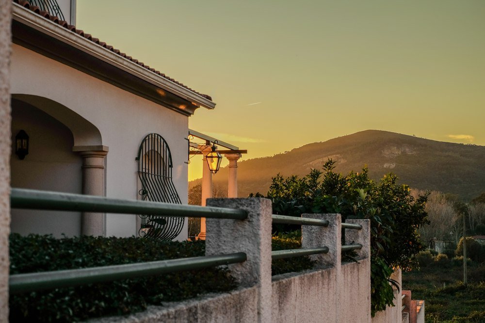 Villa aux arcades avec vue sur les collines