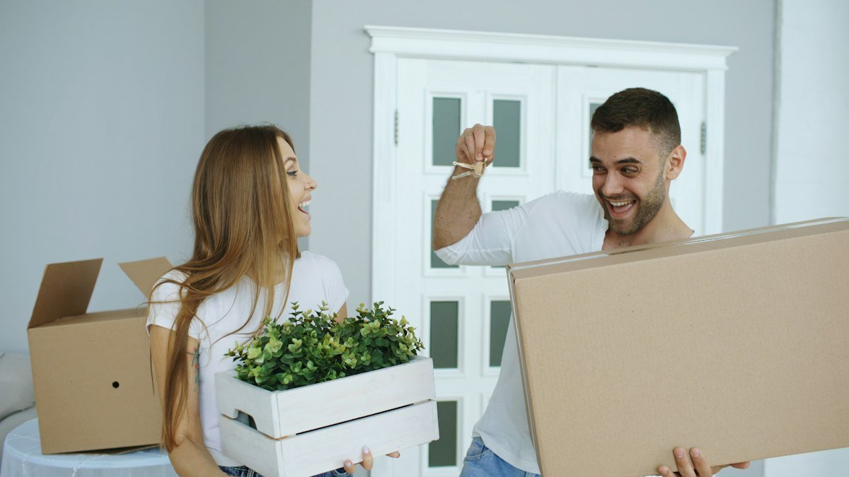 Couple heureux le jour de son emménagement