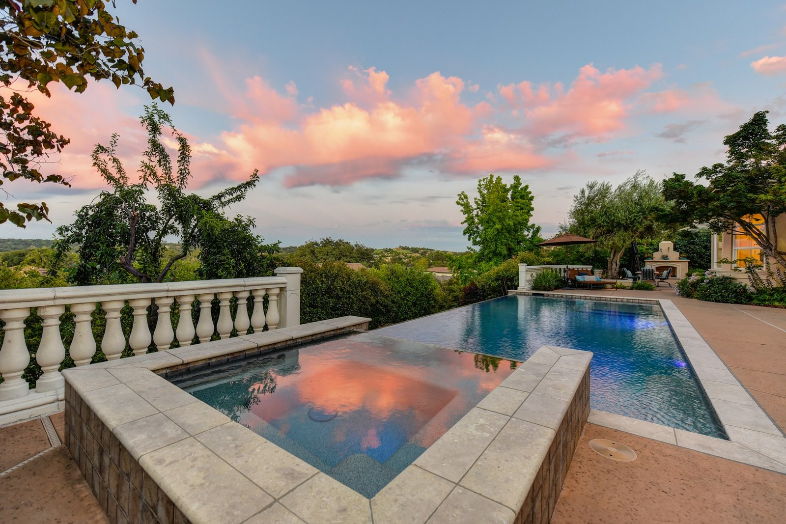 Villa provençale au coucher du soleil, entourée de pins