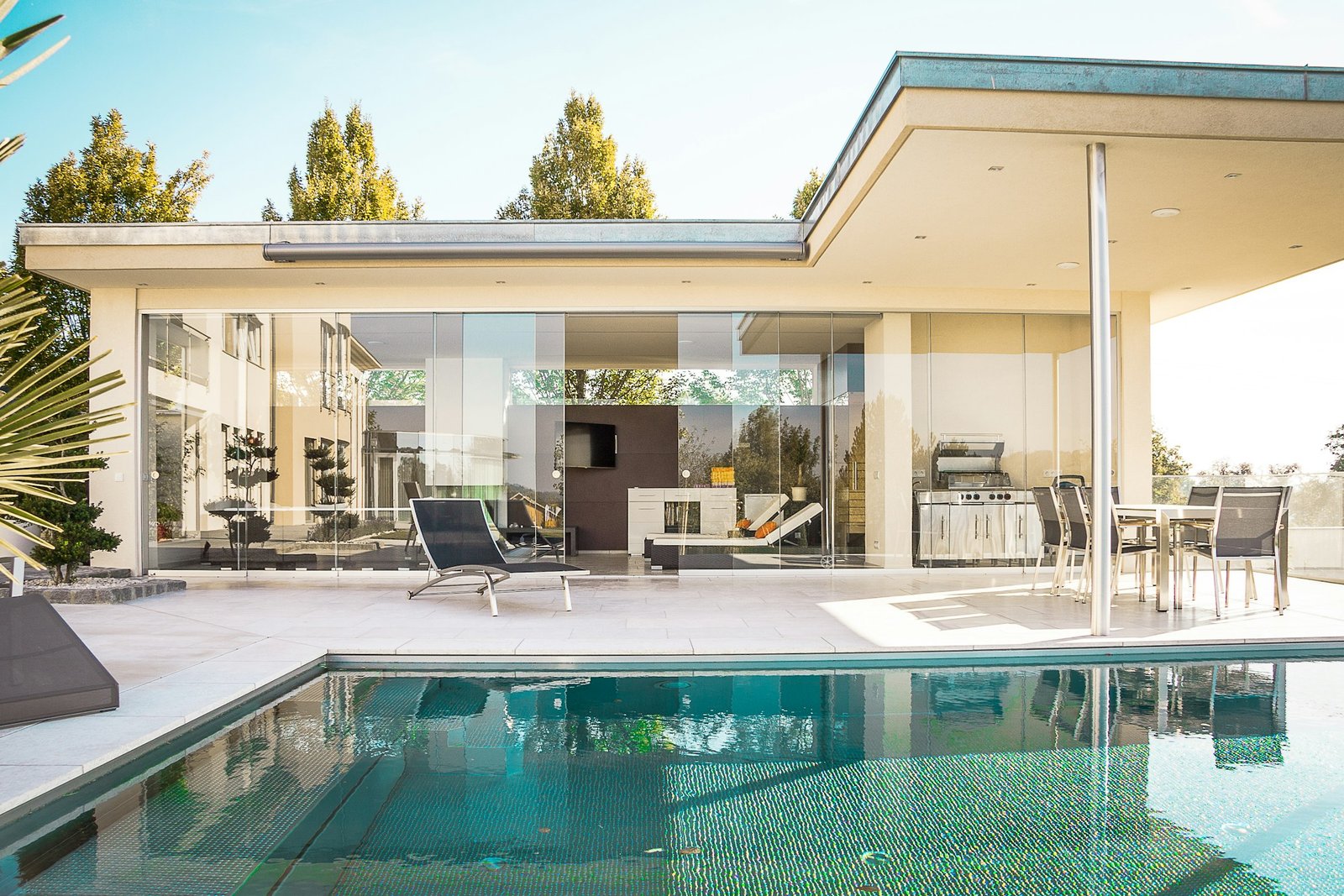Maison contemporaine avec piscine et grandes baies vitrées