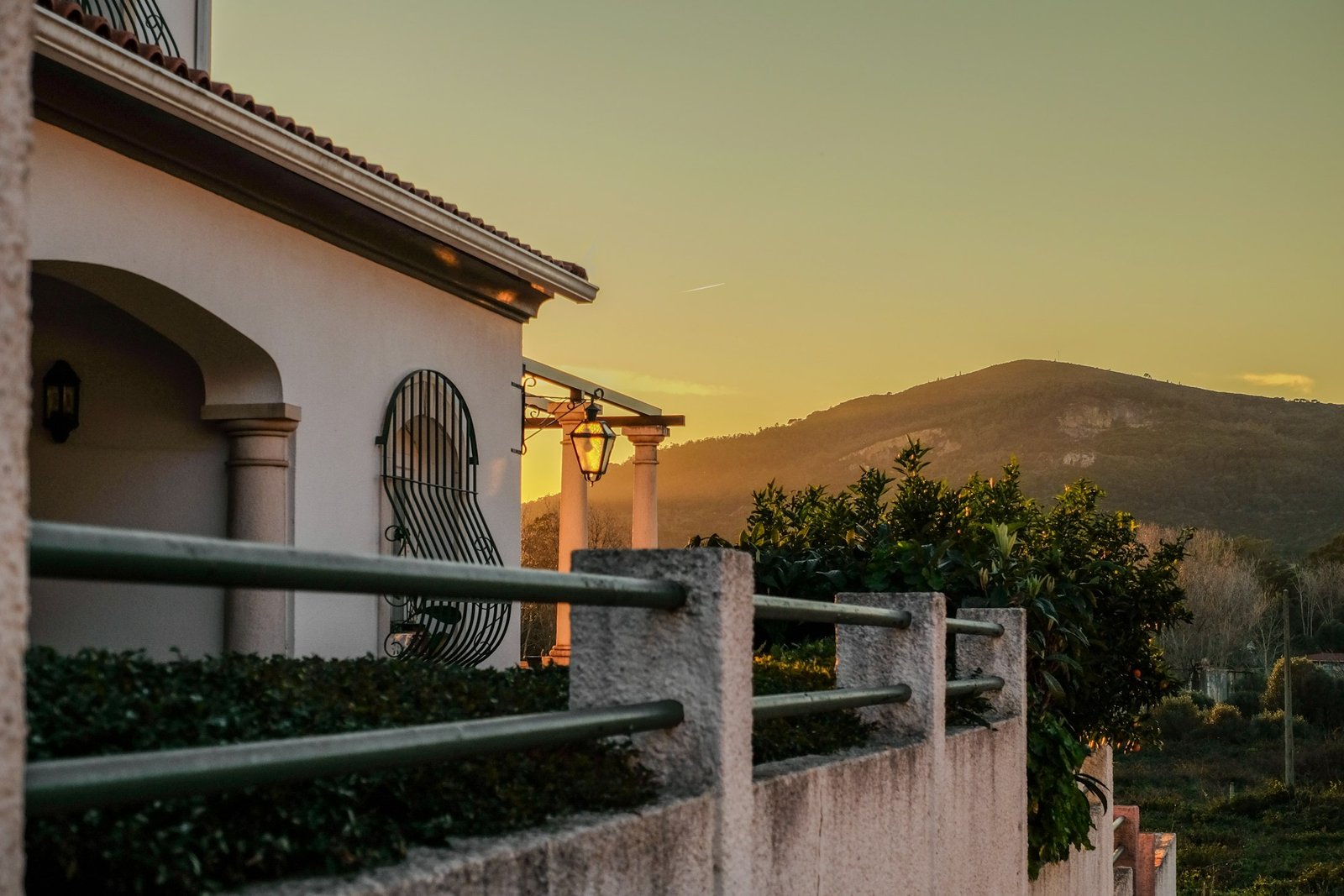 Villa aux arcades avec vue sur les collines au coucher du soleil